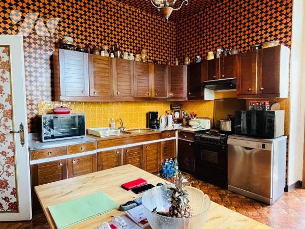 A vendre centre-ville d'Avranches, idéalement située proche de toutes commodités, maison de maî...