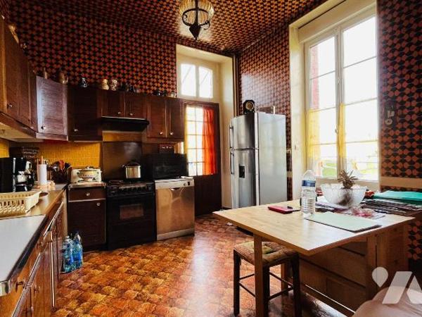 A vendre centre-ville d'Avranches, idéalement située proche de toutes commodités, maison de maî...