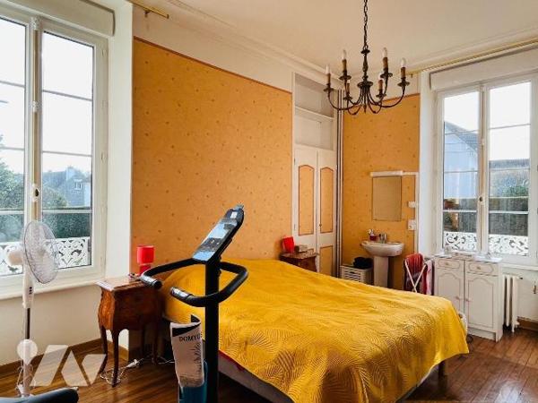 A vendre centre-ville d'Avranches, idéalement située proche de toutes commodités, maison de maî...