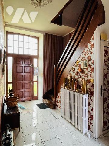 A vendre centre-ville d'Avranches, idéalement située proche de toutes commodités, maison de maî...