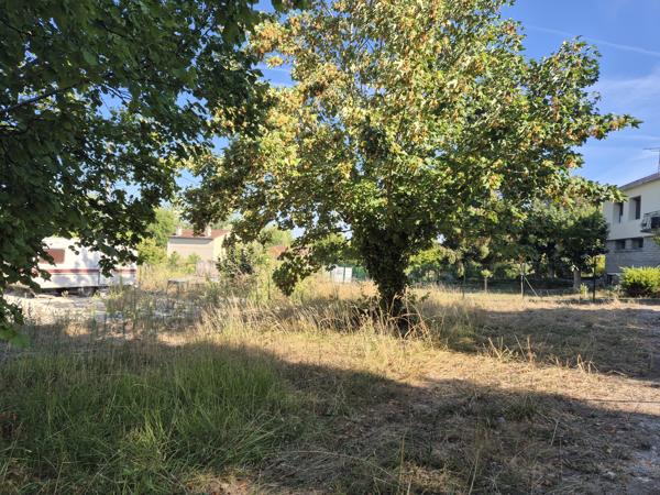 Terrain à bâtir d'environ 835 m² au cœur du bourg de Lisle