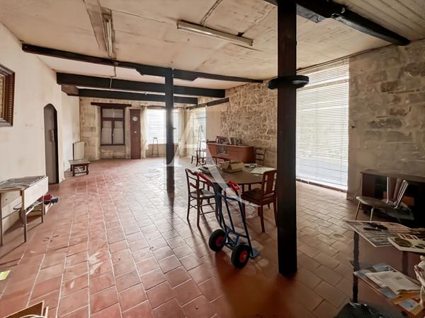 IMMEUBLE EN PIERRES au coeur d'une bastide