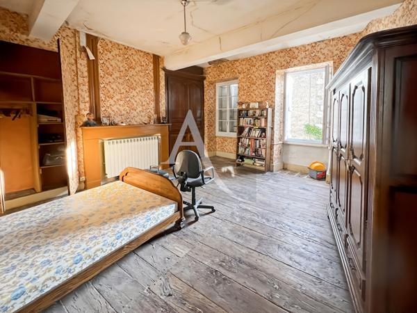 IMMEUBLE EN PIERRES au coeur d'une bastide