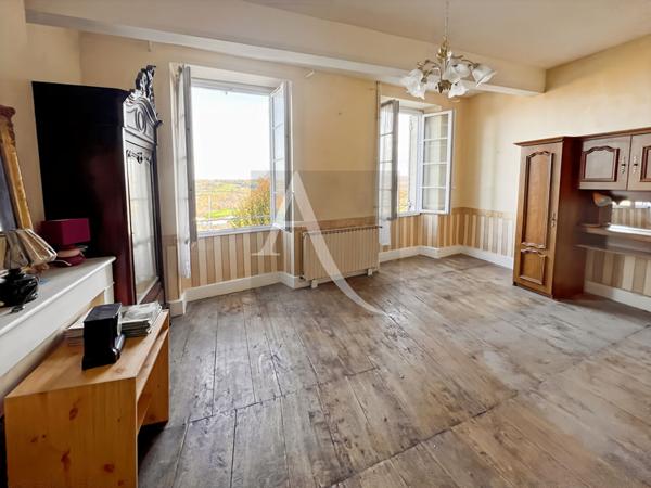 IMMEUBLE EN PIERRES au coeur d'une bastide