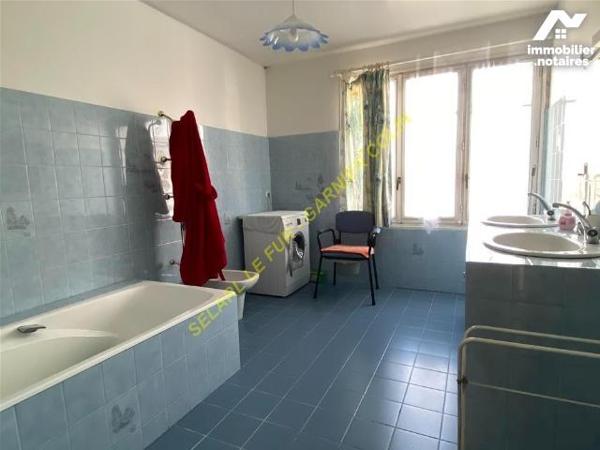 Ensemble maison, appartement et local commerce