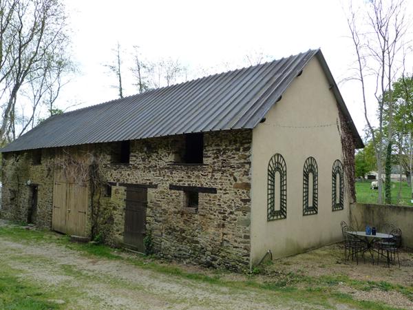 CRAON - ancien moulin, deux autres maisons , 4 ha de pré et bois. , Craon CRAON - ancien moulin, deux autres maisons , 4 ha de pré et bois. , Craon