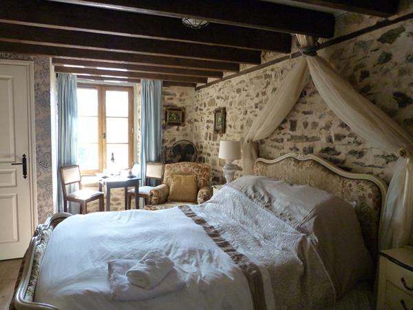 CRAON - ancien moulin, deux autres maisons , 4 ha de pré et bois. , Craon CRAON - ancien moulin, deux autres maisons , 4 ha de pré et bois. , Craon