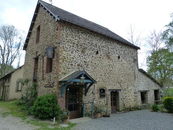 CRAON - ancien moulin, deux autres maisons , 4 ha de pré et bois. , Craon CRAON - ancien moulin, deux autres maisons , 4 ha de pré et bois. , Craon