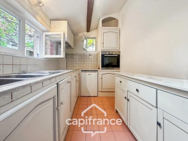 MERINDOL MAISON DE CHARME, cour extérieure et roof top,2 chambres, 1 pièce, 1 bureau, 1 cave, au cœur du village A DECOUVRIR !