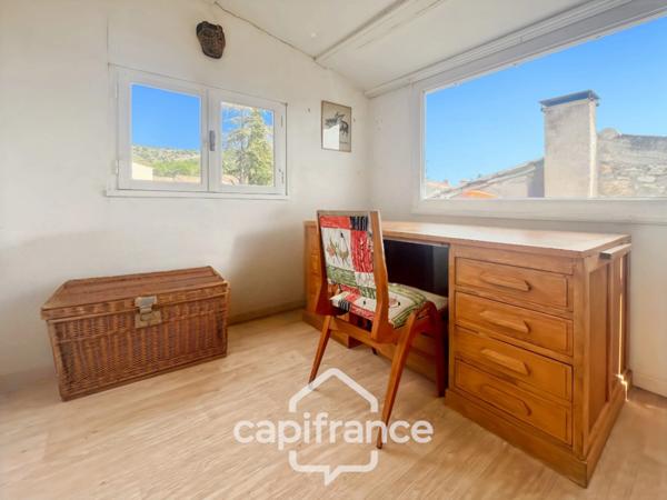 MERINDOL MAISON DE CHARME, cour extérieure et roof top,2 chambres, 1 pièce, 1 bureau, 1 cave, au cœur du village A DECOUVRIR !