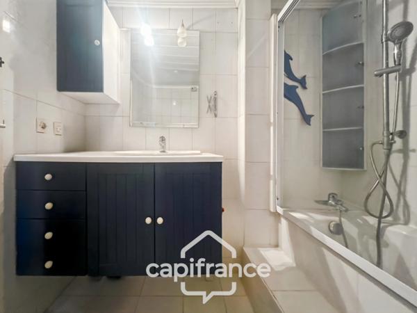 MERINDOL MAISON DE CHARME, cour extérieure et roof top,2 chambres, 1 pièce, 1 bureau, 1 cave, au cœur du village A DECOUVRIR !