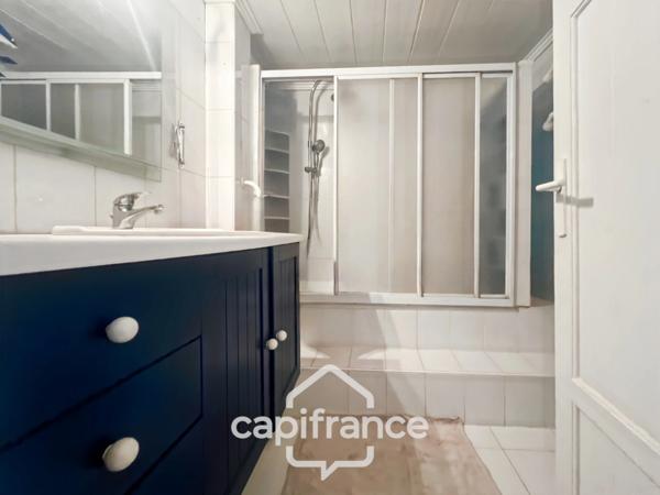 MERINDOL MAISON DE CHARME, cour extérieure et roof top,2 chambres, 1 pièce, 1 bureau, 1 cave, au cœur du village A DECOUVRIR !