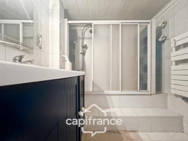 MERINDOL MAISON DE CHARME, cour extérieure et roof top,2 chambres, 1 pièce, 1 bureau, 1 cave, au cœur du village A DECOUVRIR !