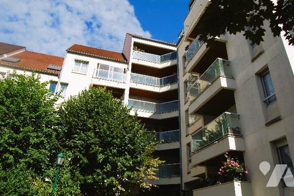 RUEIL-MALMAISON Centre-ville, 2 pièces 54m2, 1er étage surélevé, balcon élargi, cave, parking, DPE C