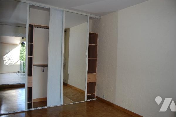 RUEIL-MALMAISON Centre-ville, 2 pièces 54m2, 1er étage surélevé, balcon élargi, cave, parking, DPE C