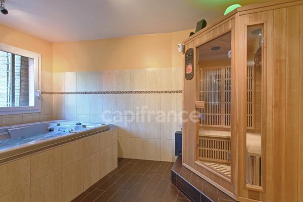 Dpt Yvelines (78), à vendre SAINT GERMAIN EN LAYE maison P8 de 210 m² à 5 mn du Lycée International