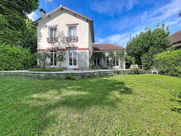 Maison de 8 pièces €1 278 225 ** - Référence 162088