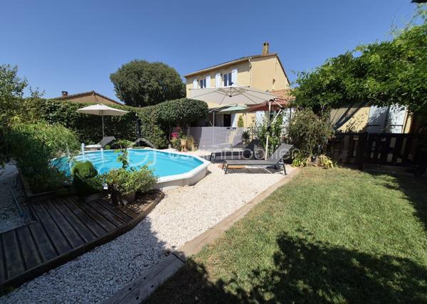 🏡 BSK IMMOBILIER – VALÉRIE BARBIERI vous propose à la vente, en exclusivité:

A Vidauban, charmant village provençal du Var, découvrez cette agréable maison entièrement rénovée entre 2022 et 2025, située au sein d’un quartier résidentiel calme et agréable, à proximité des commodités.
À environ 15 minutes à pied des commerces et services, cette maison offre un cadre de vie pratique et confortable, tout en permettant de profiter pleinement de la douceur de vivre provençale.
Au rez-de-chaussée, vous trouverez une entrée confortable avec placard puis vous découvrirez une belle pièce de vie composée d’un séjour et d’une salle à manger, ainsi qu’une cuisine indépendante avec son cellier attenant d'où vous pouvez accéder par le garage. Wc séparé.  
À l’étage, l’espace nuit propose 3 belles chambres, dont deux avec placards, ainsi qu’une salle d’eau et des WC séparé.
🌿 Côté extérieur, vous profiterez d’un jardin clos et joliment arboré, agrémenté d’une piscine semi-enterrée de 5 x 3 m au sel, d’une pergola et d’un arrosage automatique, à l'abris des regards.
⭐ Le véritable atout : un studio indépendant accolé à la maison, idéal pour recevoir famille et amis, créer un espace professionnel, envisager une location ou simplement disposer d’un espace totalement indépendant ou également créer une 4 ème chambre au rez-de-chaussée.
🚗 La propriété permet également de stationner jusqu’à 4 véhicules à l'intérieur et dispose d’un garage, ainsi que d’une borne de recharge pour véhicule électrique.
Belles prestations : 
✅ 3 chambres✅ Studio indépendant✅ Jardin clos et arboré✅ Piscine semi-enterrée 5 x 3 m au sel✅ Pergola✅ Garage✅ Stationnement jusqu’à 4 véhicules✅ Climatisation réversible dans toutes les pièces✅ Poêle à bois✅ Panneaux solaires✅ Borne de recharge électrique✅ Arrosage automatique✅ Tout-à-l’égout
📍 Un emplacement idéal : 
Vidauban bénéficie d’un accès rapide aux principaux axes routiers, avec l’autoroute A8 à proximité (à 15 mn) et la gare TGV des Arcs-Draguignan facilement accessible (à 10 mn). 
Vous pourrez ainsi profiter du calme d’un village provençal tout en restant à proximité des villes et du littoral.
✨ Une maison chaleureuse, fonctionnelle et parfaitement adaptée à une vie de famille, avec un véritable potentiel grâce à son studio indépendant.
📞 Une visite s’impose pour découvrir son environnement et ses nombreuses possibilités.
Visites possibles 7 jours sur 7, week-ends, dimanche et jours fériés sur rendez-vous.