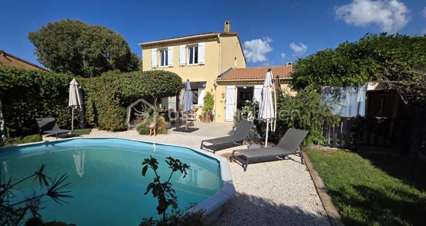 🏡 BSK IMMOBILIER – VALÉRIE BARBIERI vous propose à la vente, en exclusivité:

A Vidauban, charmant village provençal du Var, découvrez cette agréable maison entièrement rénovée entre 2022 et 2025, située au sein d’un quartier résidentiel calme et agréable, à proximité des commodités.
À environ 15 minutes à pied des commerces et services, cette maison offre un cadre de vie pratique et confortable, tout en permettant de profiter pleinement de la douceur de vivre provençale.
Au rez-de-chaussée, vous trouverez une entrée confortable avec placard puis vous découvrirez une belle pièce de vie composée d’un séjour et d’une salle à manger, ainsi qu’une cuisine indépendante avec son cellier attenant d'où vous pouvez accéder par le garage. Wc séparé.  
À l’étage, l’espace nuit propose 3 belles chambres, dont deux avec placards, ainsi qu’une salle d’eau et des WC séparé.
🌿 Côté extérieur, vous profiterez d’un jardin clos et joliment arboré, agrémenté d’une piscine semi-enterrée de 5 x 3 m au sel, d’une pergola et d’un arrosage automatique, à l'abris des regards.
⭐ Le véritable atout : un studio indépendant accolé à la maison, idéal pour recevoir famille et amis, créer un espace professionnel, envisager une location ou simplement disposer d’un espace totalement indépendant ou également créer une 4 ème chambre au rez-de-chaussée.
🚗 La propriété permet également de stationner jusqu’à 4 véhicules à l'intérieur et dispose d’un garage, ainsi que d’une borne de recharge pour véhicule électrique.
Belles prestations : 
✅ 3 chambres✅ Studio indépendant✅ Jardin clos et arboré✅ Piscine semi-enterrée 5 x 3 m au sel✅ Pergola✅ Garage✅ Stationnement jusqu’à 4 véhicules✅ Climatisation réversible dans toutes les pièces✅ Poêle à bois✅ Panneaux solaires✅ Borne de recharge électrique✅ Arrosage automatique✅ Tout-à-l’égout
📍 Un emplacement idéal : 
Vidauban bénéficie d’un accès rapide aux principaux axes routiers, avec l’autoroute A8 à proximité (à 15 mn) et la gare TGV des Arcs-Draguignan facilement accessible (à 10 mn). 
Vous pourrez ainsi profiter du calme d’un village provençal tout en restant à proximité des villes et du littoral.
✨ Une maison chaleureuse, fonctionnelle et parfaitement adaptée à une vie de famille, avec un véritable potentiel grâce à son studio indépendant.
📞 Une visite s’impose pour découvrir son environnement et ses nombreuses possibilités.
Visites possibles 7 jours sur 7, week-ends, dimanche et jours fériés sur rendez-vous.