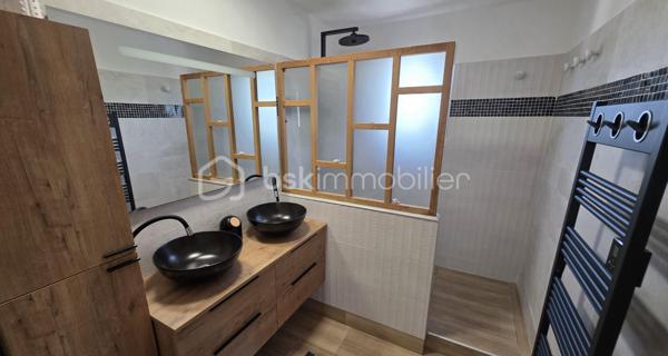 🏡 BSK IMMOBILIER – VALÉRIE BARBIERI vous propose à la vente, en exclusivité:

A Vidauban, charmant village provençal du Var, découvrez cette agréable maison entièrement rénovée entre 2022 et 2025, située au sein d’un quartier résidentiel calme et agréable, à proximité des commodités.
À environ 15 minutes à pied des commerces et services, cette maison offre un cadre de vie pratique et confortable, tout en permettant de profiter pleinement de la douceur de vivre provençale.
Au rez-de-chaussée, vous trouverez une entrée confortable avec placard puis vous découvrirez une belle pièce de vie composée d’un séjour et d’une salle à manger, ainsi qu’une cuisine indépendante avec son cellier attenant d'où vous pouvez accéder par le garage. Wc séparé.  
À l’étage, l’espace nuit propose 3 belles chambres, dont deux avec placards, ainsi qu’une salle d’eau et des WC séparé.
🌿 Côté extérieur, vous profiterez d’un jardin clos et joliment arboré, agrémenté d’une piscine semi-enterrée de 5 x 3 m au sel, d’une pergola et d’un arrosage automatique, à l'abris des regards.
⭐ Le véritable atout : un studio indépendant accolé à la maison, idéal pour recevoir famille et amis, créer un espace professionnel, envisager une location ou simplement disposer d’un espace totalement indépendant ou également créer une 4 ème chambre au rez-de-chaussée.
🚗 La propriété permet également de stationner jusqu’à 4 véhicules à l'intérieur et dispose d’un garage, ainsi que d’une borne de recharge pour véhicule électrique.
Belles prestations : 
✅ 3 chambres✅ Studio indépendant✅ Jardin clos et arboré✅ Piscine semi-enterrée 5 x 3 m au sel✅ Pergola✅ Garage✅ Stationnement jusqu’à 4 véhicules✅ Climatisation réversible dans toutes les pièces✅ Poêle à bois✅ Panneaux solaires✅ Borne de recharge électrique✅ Arrosage automatique✅ Tout-à-l’égout
📍 Un emplacement idéal : 
Vidauban bénéficie d’un accès rapide aux principaux axes routiers, avec l’autoroute A8 à proximité (à 15 mn) et la gare TGV des Arcs-Draguignan facilement accessible (à 10 mn). 
Vous pourrez ainsi profiter du calme d’un village provençal tout en restant à proximité des villes et du littoral.
✨ Une maison chaleureuse, fonctionnelle et parfaitement adaptée à une vie de famille, avec un véritable potentiel grâce à son studio indépendant.
📞 Une visite s’impose pour découvrir son environnement et ses nombreuses possibilités.
Visites possibles 7 jours sur 7, week-ends, dimanche et jours fériés sur rendez-vous.