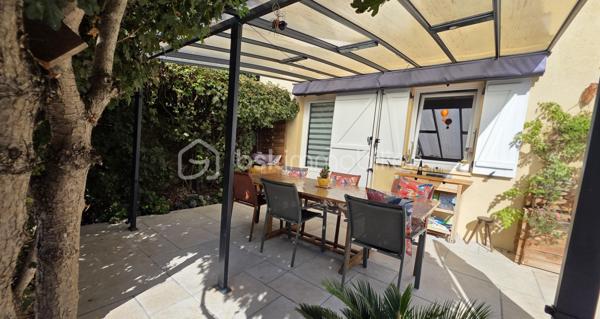 🏡 BSK IMMOBILIER – VALÉRIE BARBIERI vous propose à la vente, en exclusivité:

A Vidauban, charmant village provençal du Var, découvrez cette agréable maison entièrement rénovée entre 2022 et 2025, située au sein d’un quartier résidentiel calme et agréable, à proximité des commodités.
À environ 15 minutes à pied des commerces et services, cette maison offre un cadre de vie pratique et confortable, tout en permettant de profiter pleinement de la douceur de vivre provençale.
Au rez-de-chaussée, vous trouverez une entrée confortable avec placard puis vous découvrirez une belle pièce de vie composée d’un séjour et d’une salle à manger, ainsi qu’une cuisine indépendante avec son cellier attenant d'où vous pouvez accéder par le garage. Wc séparé.  
À l’étage, l’espace nuit propose 3 belles chambres, dont deux avec placards, ainsi qu’une salle d’eau et des WC séparé.
🌿 Côté extérieur, vous profiterez d’un jardin clos et joliment arboré, agrémenté d’une piscine semi-enterrée de 5 x 3 m au sel, d’une pergola et d’un arrosage automatique, à l'abris des regards.
⭐ Le véritable atout : un studio indépendant accolé à la maison, idéal pour recevoir famille et amis, créer un espace professionnel, envisager une location ou simplement disposer d’un espace totalement indépendant ou également créer une 4 ème chambre au rez-de-chaussée.
🚗 La propriété permet également de stationner jusqu’à 4 véhicules à l'intérieur et dispose d’un garage, ainsi que d’une borne de recharge pour véhicule électrique.
Belles prestations : 
✅ 3 chambres✅ Studio indépendant✅ Jardin clos et arboré✅ Piscine semi-enterrée 5 x 3 m au sel✅ Pergola✅ Garage✅ Stationnement jusqu’à 4 véhicules✅ Climatisation réversible dans toutes les pièces✅ Poêle à bois✅ Panneaux solaires✅ Borne de recharge électrique✅ Arrosage automatique✅ Tout-à-l’égout
📍 Un emplacement idéal : 
Vidauban bénéficie d’un accès rapide aux principaux axes routiers, avec l’autoroute A8 à proximité (à 15 mn) et la gare TGV des Arcs-Draguignan facilement accessible (à 10 mn). 
Vous pourrez ainsi profiter du calme d’un village provençal tout en restant à proximité des villes et du littoral.
✨ Une maison chaleureuse, fonctionnelle et parfaitement adaptée à une vie de famille, avec un véritable potentiel grâce à son studio indépendant.
📞 Une visite s’impose pour découvrir son environnement et ses nombreuses possibilités.
Visites possibles 7 jours sur 7, week-ends, dimanche et jours fériés sur rendez-vous.