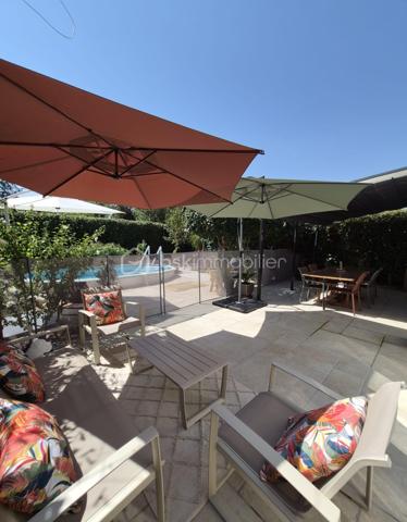 🏡 BSK IMMOBILIER – VALÉRIE BARBIERI vous propose à la vente, en exclusivité:

A Vidauban, charmant village provençal du Var, découvrez cette agréable maison entièrement rénovée entre 2022 et 2025, située au sein d’un quartier résidentiel calme et agréable, à proximité des commodités.
À environ 15 minutes à pied des commerces et services, cette maison offre un cadre de vie pratique et confortable, tout en permettant de profiter pleinement de la douceur de vivre provençale.
Au rez-de-chaussée, vous trouverez une entrée confortable avec placard puis vous découvrirez une belle pièce de vie composée d’un séjour et d’une salle à manger, ainsi qu’une cuisine indépendante avec son cellier attenant d'où vous pouvez accéder par le garage. Wc séparé.  
À l’étage, l’espace nuit propose 3 belles chambres, dont deux avec placards, ainsi qu’une salle d’eau et des WC séparé.
🌿 Côté extérieur, vous profiterez d’un jardin clos et joliment arboré, agrémenté d’une piscine semi-enterrée de 5 x 3 m au sel, d’une pergola et d’un arrosage automatique, à l'abris des regards.
⭐ Le véritable atout : un studio indépendant accolé à la maison, idéal pour recevoir famille et amis, créer un espace professionnel, envisager une location ou simplement disposer d’un espace totalement indépendant ou également créer une 4 ème chambre au rez-de-chaussée.
🚗 La propriété permet également de stationner jusqu’à 4 véhicules à l'intérieur et dispose d’un garage, ainsi que d’une borne de recharge pour véhicule électrique.
Belles prestations : 
✅ 3 chambres✅ Studio indépendant✅ Jardin clos et arboré✅ Piscine semi-enterrée 5 x 3 m au sel✅ Pergola✅ Garage✅ Stationnement jusqu’à 4 véhicules✅ Climatisation réversible dans toutes les pièces✅ Poêle à bois✅ Panneaux solaires✅ Borne de recharge électrique✅ Arrosage automatique✅ Tout-à-l’égout
📍 Un emplacement idéal : 
Vidauban bénéficie d’un accès rapide aux principaux axes routiers, avec l’autoroute A8 à proximité (à 15 mn) et la gare TGV des Arcs-Draguignan facilement accessible (à 10 mn). 
Vous pourrez ainsi profiter du calme d’un village provençal tout en restant à proximité des villes et du littoral.
✨ Une maison chaleureuse, fonctionnelle et parfaitement adaptée à une vie de famille, avec un véritable potentiel grâce à son studio indépendant.
📞 Une visite s’impose pour découvrir son environnement et ses nombreuses possibilités.
Visites possibles 7 jours sur 7, week-ends, dimanche et jours fériés sur rendez-vous.