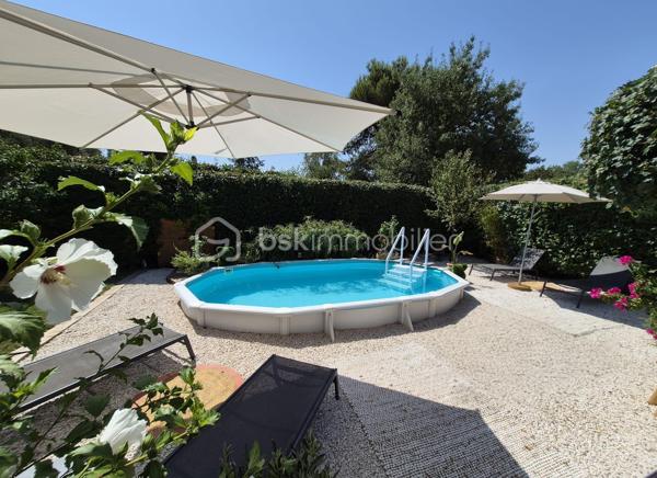 🏡 BSK IMMOBILIER – VALÉRIE BARBIERI vous propose à la vente, en exclusivité:

A Vidauban, charmant village provençal du Var, découvrez cette agréable maison entièrement rénovée entre 2022 et 2025, située au sein d’un quartier résidentiel calme et agréable, à proximité des commodités.
À environ 15 minutes à pied des commerces et services, cette maison offre un cadre de vie pratique et confortable, tout en permettant de profiter pleinement de la douceur de vivre provençale.
Au rez-de-chaussée, vous trouverez une entrée confortable avec placard puis vous découvrirez une belle pièce de vie composée d’un séjour et d’une salle à manger, ainsi qu’une cuisine indépendante avec son cellier attenant d'où vous pouvez accéder par le garage. Wc séparé.  
À l’étage, l’espace nuit propose 3 belles chambres, dont deux avec placards, ainsi qu’une salle d’eau et des WC séparé.
🌿 Côté extérieur, vous profiterez d’un jardin clos et joliment arboré, agrémenté d’une piscine semi-enterrée de 5 x 3 m au sel, d’une pergola et d’un arrosage automatique, à l'abris des regards.
⭐ Le véritable atout : un studio indépendant accolé à la maison, idéal pour recevoir famille et amis, créer un espace professionnel, envisager une location ou simplement disposer d’un espace totalement indépendant ou également créer une 4 ème chambre au rez-de-chaussée.
🚗 La propriété permet également de stationner jusqu’à 4 véhicules à l'intérieur et dispose d’un garage, ainsi que d’une borne de recharge pour véhicule électrique.
Belles prestations : 
✅ 3 chambres✅ Studio indépendant✅ Jardin clos et arboré✅ Piscine semi-enterrée 5 x 3 m au sel✅ Pergola✅ Garage✅ Stationnement jusqu’à 4 véhicules✅ Climatisation réversible dans toutes les pièces✅ Poêle à bois✅ Panneaux solaires✅ Borne de recharge électrique✅ Arrosage automatique✅ Tout-à-l’égout
📍 Un emplacement idéal : 
Vidauban bénéficie d’un accès rapide aux principaux axes routiers, avec l’autoroute A8 à proximité (à 15 mn) et la gare TGV des Arcs-Draguignan facilement accessible (à 10 mn). 
Vous pourrez ainsi profiter du calme d’un village provençal tout en restant à proximité des villes et du littoral.
✨ Une maison chaleureuse, fonctionnelle et parfaitement adaptée à une vie de famille, avec un véritable potentiel grâce à son studio indépendant.
📞 Une visite s’impose pour découvrir son environnement et ses nombreuses possibilités.
Visites possibles 7 jours sur 7, week-ends, dimanche et jours fériés sur rendez-vous.