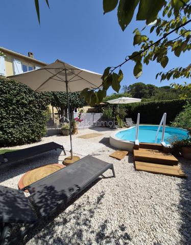 🏡 BSK IMMOBILIER – VALÉRIE BARBIERI vous propose à la vente, en exclusivité:

A Vidauban, charmant village provençal du Var, découvrez cette agréable maison entièrement rénovée entre 2022 et 2025, située au sein d’un quartier résidentiel calme et agréable, à proximité des commodités.
À environ 15 minutes à pied des commerces et services, cette maison offre un cadre de vie pratique et confortable, tout en permettant de profiter pleinement de la douceur de vivre provençale.
Au rez-de-chaussée, vous trouverez une entrée confortable avec placard puis vous découvrirez une belle pièce de vie composée d’un séjour et d’une salle à manger, ainsi qu’une cuisine indépendante avec son cellier attenant d'où vous pouvez accéder par le garage. Wc séparé.  
À l’étage, l’espace nuit propose 3 belles chambres, dont deux avec placards, ainsi qu’une salle d’eau et des WC séparé.
🌿 Côté extérieur, vous profiterez d’un jardin clos et joliment arboré, agrémenté d’une piscine semi-enterrée de 5 x 3 m au sel, d’une pergola et d’un arrosage automatique, à l'abris des regards.
⭐ Le véritable atout : un studio indépendant accolé à la maison, idéal pour recevoir famille et amis, créer un espace professionnel, envisager une location ou simplement disposer d’un espace totalement indépendant ou également créer une 4 ème chambre au rez-de-chaussée.
🚗 La propriété permet également de stationner jusqu’à 4 véhicules à l'intérieur et dispose d’un garage, ainsi que d’une borne de recharge pour véhicule électrique.
Belles prestations : 
✅ 3 chambres✅ Studio indépendant✅ Jardin clos et arboré✅ Piscine semi-enterrée 5 x 3 m au sel✅ Pergola✅ Garage✅ Stationnement jusqu’à 4 véhicules✅ Climatisation réversible dans toutes les pièces✅ Poêle à bois✅ Panneaux solaires✅ Borne de recharge électrique✅ Arrosage automatique✅ Tout-à-l’égout
📍 Un emplacement idéal : 
Vidauban bénéficie d’un accès rapide aux principaux axes routiers, avec l’autoroute A8 à proximité (à 15 mn) et la gare TGV des Arcs-Draguignan facilement accessible (à 10 mn). 
Vous pourrez ainsi profiter du calme d’un village provençal tout en restant à proximité des villes et du littoral.
✨ Une maison chaleureuse, fonctionnelle et parfaitement adaptée à une vie de famille, avec un véritable potentiel grâce à son studio indépendant.
📞 Une visite s’impose pour découvrir son environnement et ses nombreuses possibilités.
Visites possibles 7 jours sur 7, week-ends, dimanche et jours fériés sur rendez-vous.