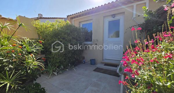 🏡 BSK IMMOBILIER – VALÉRIE BARBIERI vous propose à la vente, en exclusivité:

A Vidauban, charmant village provençal du Var, découvrez cette agréable maison entièrement rénovée entre 2022 et 2025, située au sein d’un quartier résidentiel calme et agréable, à proximité des commodités.
À environ 15 minutes à pied des commerces et services, cette maison offre un cadre de vie pratique et confortable, tout en permettant de profiter pleinement de la douceur de vivre provençale.
Au rez-de-chaussée, vous trouverez une entrée confortable avec placard puis vous découvrirez une belle pièce de vie composée d’un séjour et d’une salle à manger, ainsi qu’une cuisine indépendante avec son cellier attenant d'où vous pouvez accéder par le garage. Wc séparé.  
À l’étage, l’espace nuit propose 3 belles chambres, dont deux avec placards, ainsi qu’une salle d’eau et des WC séparé.
🌿 Côté extérieur, vous profiterez d’un jardin clos et joliment arboré, agrémenté d’une piscine semi-enterrée de 5 x 3 m au sel, d’une pergola et d’un arrosage automatique, à l'abris des regards.
⭐ Le véritable atout : un studio indépendant accolé à la maison, idéal pour recevoir famille et amis, créer un espace professionnel, envisager une location ou simplement disposer d’un espace totalement indépendant ou également créer une 4 ème chambre au rez-de-chaussée.
🚗 La propriété permet également de stationner jusqu’à 4 véhicules à l'intérieur et dispose d’un garage, ainsi que d’une borne de recharge pour véhicule électrique.
Belles prestations : 
✅ 3 chambres✅ Studio indépendant✅ Jardin clos et arboré✅ Piscine semi-enterrée 5 x 3 m au sel✅ Pergola✅ Garage✅ Stationnement jusqu’à 4 véhicules✅ Climatisation réversible dans toutes les pièces✅ Poêle à bois✅ Panneaux solaires✅ Borne de recharge électrique✅ Arrosage automatique✅ Tout-à-l’égout
📍 Un emplacement idéal : 
Vidauban bénéficie d’un accès rapide aux principaux axes routiers, avec l’autoroute A8 à proximité (à 15 mn) et la gare TGV des Arcs-Draguignan facilement accessible (à 10 mn). 
Vous pourrez ainsi profiter du calme d’un village provençal tout en restant à proximité des villes et du littoral.
✨ Une maison chaleureuse, fonctionnelle et parfaitement adaptée à une vie de famille, avec un véritable potentiel grâce à son studio indépendant.
📞 Une visite s’impose pour découvrir son environnement et ses nombreuses possibilités.
Visites possibles 7 jours sur 7, week-ends, dimanche et jours fériés sur rendez-vous.