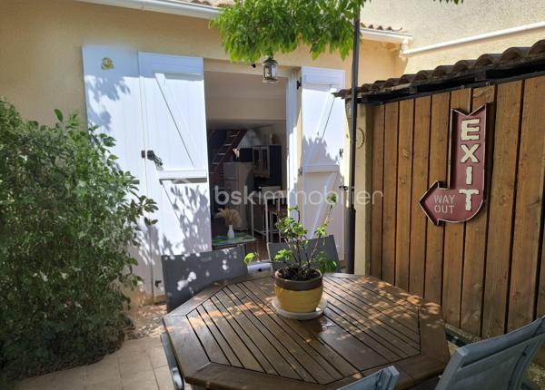 🏡 BSK IMMOBILIER – VALÉRIE BARBIERI vous propose à la vente, en exclusivité:

A Vidauban, charmant village provençal du Var, découvrez cette agréable maison entièrement rénovée entre 2022 et 2025, située au sein d’un quartier résidentiel calme et agréable, à proximité des commodités.
À environ 15 minutes à pied des commerces et services, cette maison offre un cadre de vie pratique et confortable, tout en permettant de profiter pleinement de la douceur de vivre provençale.
Au rez-de-chaussée, vous trouverez une entrée confortable avec placard puis vous découvrirez une belle pièce de vie composée d’un séjour et d’une salle à manger, ainsi qu’une cuisine indépendante avec son cellier attenant d'où vous pouvez accéder par le garage. Wc séparé.  
À l’étage, l’espace nuit propose 3 belles chambres, dont deux avec placards, ainsi qu’une salle d’eau et des WC séparé.
🌿 Côté extérieur, vous profiterez d’un jardin clos et joliment arboré, agrémenté d’une piscine semi-enterrée de 5 x 3 m au sel, d’une pergola et d’un arrosage automatique, à l'abris des regards.
⭐ Le véritable atout : un studio indépendant accolé à la maison, idéal pour recevoir famille et amis, créer un espace professionnel, envisager une location ou simplement disposer d’un espace totalement indépendant ou également créer une 4 ème chambre au rez-de-chaussée.
🚗 La propriété permet également de stationner jusqu’à 4 véhicules à l'intérieur et dispose d’un garage, ainsi que d’une borne de recharge pour véhicule électrique.
Belles prestations : 
✅ 3 chambres✅ Studio indépendant✅ Jardin clos et arboré✅ Piscine semi-enterrée 5 x 3 m au sel✅ Pergola✅ Garage✅ Stationnement jusqu’à 4 véhicules✅ Climatisation réversible dans toutes les pièces✅ Poêle à bois✅ Panneaux solaires✅ Borne de recharge électrique✅ Arrosage automatique✅ Tout-à-l’égout
📍 Un emplacement idéal : 
Vidauban bénéficie d’un accès rapide aux principaux axes routiers, avec l’autoroute A8 à proximité (à 15 mn) et la gare TGV des Arcs-Draguignan facilement accessible (à 10 mn). 
Vous pourrez ainsi profiter du calme d’un village provençal tout en restant à proximité des villes et du littoral.
✨ Une maison chaleureuse, fonctionnelle et parfaitement adaptée à une vie de famille, avec un véritable potentiel grâce à son studio indépendant.
📞 Une visite s’impose pour découvrir son environnement et ses nombreuses possibilités.
Visites possibles 7 jours sur 7, week-ends, dimanche et jours fériés sur rendez-vous.