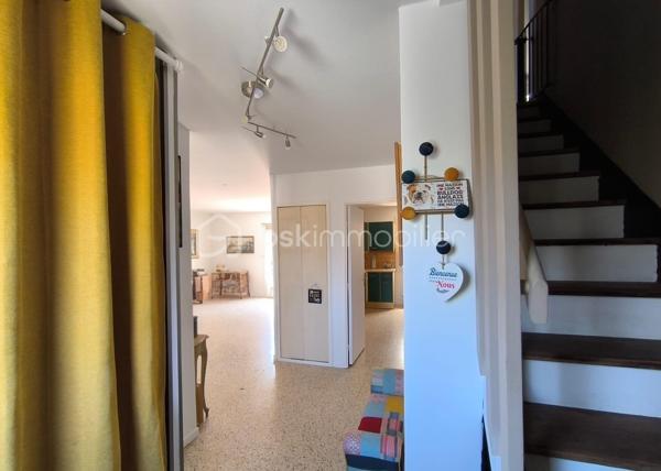 🏡 BSK IMMOBILIER – VALÉRIE BARBIERI vous propose à la vente, en exclusivité:

A Vidauban, charmant village provençal du Var, découvrez cette agréable maison entièrement rénovée entre 2022 et 2025, située au sein d’un quartier résidentiel calme et agréable, à proximité des commodités.
À environ 15 minutes à pied des commerces et services, cette maison offre un cadre de vie pratique et confortable, tout en permettant de profiter pleinement de la douceur de vivre provençale.
Au rez-de-chaussée, vous trouverez une entrée confortable avec placard puis vous découvrirez une belle pièce de vie composée d’un séjour et d’une salle à manger, ainsi qu’une cuisine indépendante avec son cellier attenant d'où vous pouvez accéder par le garage. Wc séparé.  
À l’étage, l’espace nuit propose 3 belles chambres, dont deux avec placards, ainsi qu’une salle d’eau et des WC séparé.
🌿 Côté extérieur, vous profiterez d’un jardin clos et joliment arboré, agrémenté d’une piscine semi-enterrée de 5 x 3 m au sel, d’une pergola et d’un arrosage automatique, à l'abris des regards.
⭐ Le véritable atout : un studio indépendant accolé à la maison, idéal pour recevoir famille et amis, créer un espace professionnel, envisager une location ou simplement disposer d’un espace totalement indépendant ou également créer une 4 ème chambre au rez-de-chaussée.
🚗 La propriété permet également de stationner jusqu’à 4 véhicules à l'intérieur et dispose d’un garage, ainsi que d’une borne de recharge pour véhicule électrique.
Belles prestations : 
✅ 3 chambres✅ Studio indépendant✅ Jardin clos et arboré✅ Piscine semi-enterrée 5 x 3 m au sel✅ Pergola✅ Garage✅ Stationnement jusqu’à 4 véhicules✅ Climatisation réversible dans toutes les pièces✅ Poêle à bois✅ Panneaux solaires✅ Borne de recharge électrique✅ Arrosage automatique✅ Tout-à-l’égout
📍 Un emplacement idéal : 
Vidauban bénéficie d’un accès rapide aux principaux axes routiers, avec l’autoroute A8 à proximité (à 15 mn) et la gare TGV des Arcs-Draguignan facilement accessible (à 10 mn). 
Vous pourrez ainsi profiter du calme d’un village provençal tout en restant à proximité des villes et du littoral.
✨ Une maison chaleureuse, fonctionnelle et parfaitement adaptée à une vie de famille, avec un véritable potentiel grâce à son studio indépendant.
📞 Une visite s’impose pour découvrir son environnement et ses nombreuses possibilités.
Visites possibles 7 jours sur 7, week-ends, dimanche et jours fériés sur rendez-vous.