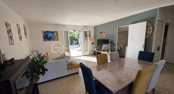 🏡 BSK IMMOBILIER – VALÉRIE BARBIERI vous propose à la vente, en exclusivité:

A Vidauban, charmant village provençal du Var, découvrez cette agréable maison entièrement rénovée entre 2022 et 2025, située au sein d’un quartier résidentiel calme et agréable, à proximité des commodités.
À environ 15 minutes à pied des commerces et services, cette maison offre un cadre de vie pratique et confortable, tout en permettant de profiter pleinement de la douceur de vivre provençale.
Au rez-de-chaussée, vous trouverez une entrée confortable avec placard puis vous découvrirez une belle pièce de vie composée d’un séjour et d’une salle à manger, ainsi qu’une cuisine indépendante avec son cellier attenant d'où vous pouvez accéder par le garage. Wc séparé.  
À l’étage, l’espace nuit propose 3 belles chambres, dont deux avec placards, ainsi qu’une salle d’eau et des WC séparé.
🌿 Côté extérieur, vous profiterez d’un jardin clos et joliment arboré, agrémenté d’une piscine semi-enterrée de 5 x 3 m au sel, d’une pergola et d’un arrosage automatique, à l'abris des regards.
⭐ Le véritable atout : un studio indépendant accolé à la maison, idéal pour recevoir famille et amis, créer un espace professionnel, envisager une location ou simplement disposer d’un espace totalement indépendant ou également créer une 4 ème chambre au rez-de-chaussée.
🚗 La propriété permet également de stationner jusqu’à 4 véhicules à l'intérieur et dispose d’un garage, ainsi que d’une borne de recharge pour véhicule électrique.
Belles prestations : 
✅ 3 chambres✅ Studio indépendant✅ Jardin clos et arboré✅ Piscine semi-enterrée 5 x 3 m au sel✅ Pergola✅ Garage✅ Stationnement jusqu’à 4 véhicules✅ Climatisation réversible dans toutes les pièces✅ Poêle à bois✅ Panneaux solaires✅ Borne de recharge électrique✅ Arrosage automatique✅ Tout-à-l’égout
📍 Un emplacement idéal : 
Vidauban bénéficie d’un accès rapide aux principaux axes routiers, avec l’autoroute A8 à proximité (à 15 mn) et la gare TGV des Arcs-Draguignan facilement accessible (à 10 mn). 
Vous pourrez ainsi profiter du calme d’un village provençal tout en restant à proximité des villes et du littoral.
✨ Une maison chaleureuse, fonctionnelle et parfaitement adaptée à une vie de famille, avec un véritable potentiel grâce à son studio indépendant.
📞 Une visite s’impose pour découvrir son environnement et ses nombreuses possibilités.
Visites possibles 7 jours sur 7, week-ends, dimanche et jours fériés sur rendez-vous.