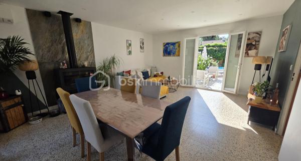 🏡 BSK IMMOBILIER – VALÉRIE BARBIERI vous propose à la vente, en exclusivité:

A Vidauban, charmant village provençal du Var, découvrez cette agréable maison entièrement rénovée entre 2022 et 2025, située au sein d’un quartier résidentiel calme et agréable, à proximité des commodités.
À environ 15 minutes à pied des commerces et services, cette maison offre un cadre de vie pratique et confortable, tout en permettant de profiter pleinement de la douceur de vivre provençale.
Au rez-de-chaussée, vous trouverez une entrée confortable avec placard puis vous découvrirez une belle pièce de vie composée d’un séjour et d’une salle à manger, ainsi qu’une cuisine indépendante avec son cellier attenant d'où vous pouvez accéder par le garage. Wc séparé.  
À l’étage, l’espace nuit propose 3 belles chambres, dont deux avec placards, ainsi qu’une salle d’eau et des WC séparé.
🌿 Côté extérieur, vous profiterez d’un jardin clos et joliment arboré, agrémenté d’une piscine semi-enterrée de 5 x 3 m au sel, d’une pergola et d’un arrosage automatique, à l'abris des regards.
⭐ Le véritable atout : un studio indépendant accolé à la maison, idéal pour recevoir famille et amis, créer un espace professionnel, envisager une location ou simplement disposer d’un espace totalement indépendant ou également créer une 4 ème chambre au rez-de-chaussée.
🚗 La propriété permet également de stationner jusqu’à 4 véhicules à l'intérieur et dispose d’un garage, ainsi que d’une borne de recharge pour véhicule électrique.
Belles prestations : 
✅ 3 chambres✅ Studio indépendant✅ Jardin clos et arboré✅ Piscine semi-enterrée 5 x 3 m au sel✅ Pergola✅ Garage✅ Stationnement jusqu’à 4 véhicules✅ Climatisation réversible dans toutes les pièces✅ Poêle à bois✅ Panneaux solaires✅ Borne de recharge électrique✅ Arrosage automatique✅ Tout-à-l’égout
📍 Un emplacement idéal : 
Vidauban bénéficie d’un accès rapide aux principaux axes routiers, avec l’autoroute A8 à proximité (à 15 mn) et la gare TGV des Arcs-Draguignan facilement accessible (à 10 mn). 
Vous pourrez ainsi profiter du calme d’un village provençal tout en restant à proximité des villes et du littoral.
✨ Une maison chaleureuse, fonctionnelle et parfaitement adaptée à une vie de famille, avec un véritable potentiel grâce à son studio indépendant.
📞 Une visite s’impose pour découvrir son environnement et ses nombreuses possibilités.
Visites possibles 7 jours sur 7, week-ends, dimanche et jours fériés sur rendez-vous.