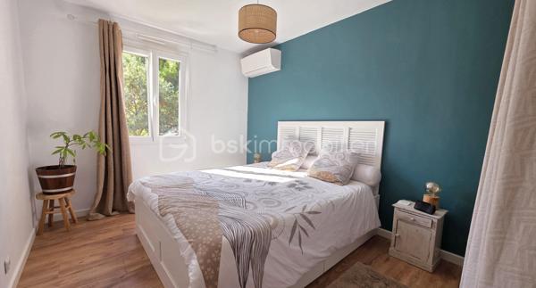 🏡 BSK IMMOBILIER – VALÉRIE BARBIERI vous propose à la vente, en exclusivité:

A Vidauban, charmant village provençal du Var, découvrez cette agréable maison entièrement rénovée entre 2022 et 2025, située au sein d’un quartier résidentiel calme et agréable, à proximité des commodités.
À environ 15 minutes à pied des commerces et services, cette maison offre un cadre de vie pratique et confortable, tout en permettant de profiter pleinement de la douceur de vivre provençale.
Au rez-de-chaussée, vous trouverez une entrée confortable avec placard puis vous découvrirez une belle pièce de vie composée d’un séjour et d’une salle à manger, ainsi qu’une cuisine indépendante avec son cellier attenant d'où vous pouvez accéder par le garage. Wc séparé.  
À l’étage, l’espace nuit propose 3 belles chambres, dont deux avec placards, ainsi qu’une salle d’eau et des WC séparé.
🌿 Côté extérieur, vous profiterez d’un jardin clos et joliment arboré, agrémenté d’une piscine semi-enterrée de 5 x 3 m au sel, d’une pergola et d’un arrosage automatique, à l'abris des regards.
⭐ Le véritable atout : un studio indépendant accolé à la maison, idéal pour recevoir famille et amis, créer un espace professionnel, envisager une location ou simplement disposer d’un espace totalement indépendant ou également créer une 4 ème chambre au rez-de-chaussée.
🚗 La propriété permet également de stationner jusqu’à 4 véhicules à l'intérieur et dispose d’un garage, ainsi que d’une borne de recharge pour véhicule électrique.
Belles prestations : 
✅ 3 chambres✅ Studio indépendant✅ Jardin clos et arboré✅ Piscine semi-enterrée 5 x 3 m au sel✅ Pergola✅ Garage✅ Stationnement jusqu’à 4 véhicules✅ Climatisation réversible dans toutes les pièces✅ Poêle à bois✅ Panneaux solaires✅ Borne de recharge électrique✅ Arrosage automatique✅ Tout-à-l’égout
📍 Un emplacement idéal : 
Vidauban bénéficie d’un accès rapide aux principaux axes routiers, avec l’autoroute A8 à proximité (à 15 mn) et la gare TGV des Arcs-Draguignan facilement accessible (à 10 mn). 
Vous pourrez ainsi profiter du calme d’un village provençal tout en restant à proximité des villes et du littoral.
✨ Une maison chaleureuse, fonctionnelle et parfaitement adaptée à une vie de famille, avec un véritable potentiel grâce à son studio indépendant.
📞 Une visite s’impose pour découvrir son environnement et ses nombreuses possibilités.
Visites possibles 7 jours sur 7, week-ends, dimanche et jours fériés sur rendez-vous.