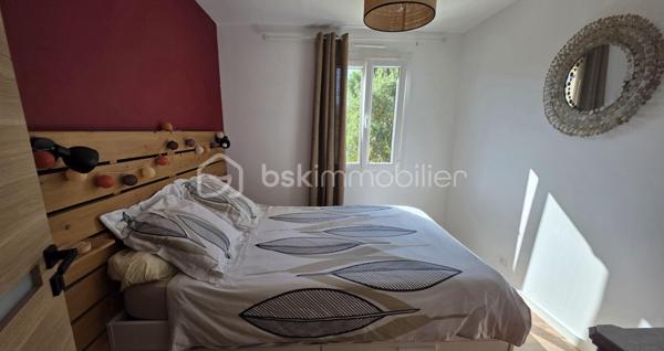 🏡 BSK IMMOBILIER – VALÉRIE BARBIERI vous propose à la vente, en exclusivité:

A Vidauban, charmant village provençal du Var, découvrez cette agréable maison entièrement rénovée entre 2022 et 2025, située au sein d’un quartier résidentiel calme et agréable, à proximité des commodités.
À environ 15 minutes à pied des commerces et services, cette maison offre un cadre de vie pratique et confortable, tout en permettant de profiter pleinement de la douceur de vivre provençale.
Au rez-de-chaussée, vous trouverez une entrée confortable avec placard puis vous découvrirez une belle pièce de vie composée d’un séjour et d’une salle à manger, ainsi qu’une cuisine indépendante avec son cellier attenant d'où vous pouvez accéder par le garage. Wc séparé.  
À l’étage, l’espace nuit propose 3 belles chambres, dont deux avec placards, ainsi qu’une salle d’eau et des WC séparé.
🌿 Côté extérieur, vous profiterez d’un jardin clos et joliment arboré, agrémenté d’une piscine semi-enterrée de 5 x 3 m au sel, d’une pergola et d’un arrosage automatique, à l'abris des regards.
⭐ Le véritable atout : un studio indépendant accolé à la maison, idéal pour recevoir famille et amis, créer un espace professionnel, envisager une location ou simplement disposer d’un espace totalement indépendant ou également créer une 4 ème chambre au rez-de-chaussée.
🚗 La propriété permet également de stationner jusqu’à 4 véhicules à l'intérieur et dispose d’un garage, ainsi que d’une borne de recharge pour véhicule électrique.
Belles prestations : 
✅ 3 chambres✅ Studio indépendant✅ Jardin clos et arboré✅ Piscine semi-enterrée 5 x 3 m au sel✅ Pergola✅ Garage✅ Stationnement jusqu’à 4 véhicules✅ Climatisation réversible dans toutes les pièces✅ Poêle à bois✅ Panneaux solaires✅ Borne de recharge électrique✅ Arrosage automatique✅ Tout-à-l’égout
📍 Un emplacement idéal : 
Vidauban bénéficie d’un accès rapide aux principaux axes routiers, avec l’autoroute A8 à proximité (à 15 mn) et la gare TGV des Arcs-Draguignan facilement accessible (à 10 mn). 
Vous pourrez ainsi profiter du calme d’un village provençal tout en restant à proximité des villes et du littoral.
✨ Une maison chaleureuse, fonctionnelle et parfaitement adaptée à une vie de famille, avec un véritable potentiel grâce à son studio indépendant.
📞 Une visite s’impose pour découvrir son environnement et ses nombreuses possibilités.
Visites possibles 7 jours sur 7, week-ends, dimanche et jours fériés sur rendez-vous.