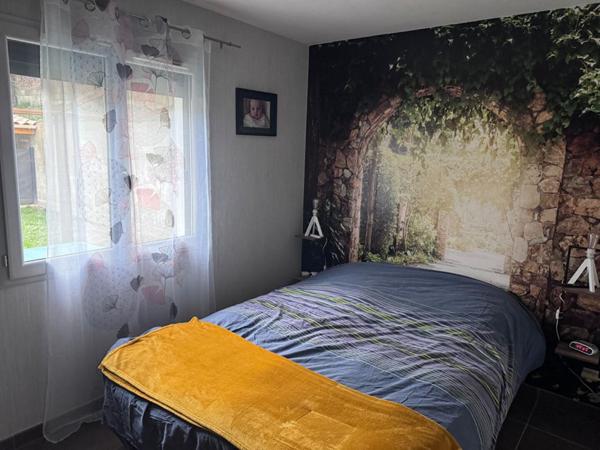 Villa plain-pied avec dépendances village tous commerces