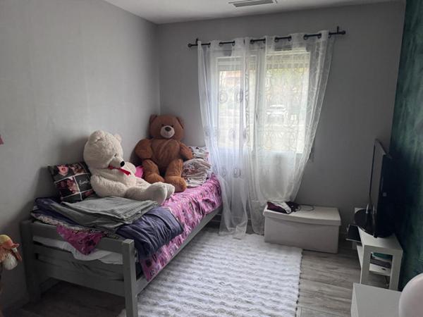 Villa plain-pied avec dépendances village tous commerces