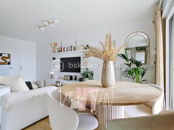 Appartement F4 de STANDING - CENTRE VILLE CHESSY URBAIN

Situé au cœur d'un secteur recherché, cet appartement bénéficie d'une accessibilité idéale à quelques pas du centre-ville, des commerces, des écoles et de la gare. Ce cadre de vie privilégié combine la praticité immédiate des transports urbains et le calme d'une résidence sécurisée. À l'extérieur, le balcon SUD-OUEST offre une vue dégagée sans vis-à-vis direct, garantissant une intimité totale au quotidien.

L'espace intérieur se distingue par un agencement optimisé et des volumes baignés de lumière naturelle. La pièce de vie principale intègre une cuisine ouverte aménagée, prolongée par une configuration hautement MODULABLE grâce à une chambre attenante permettant d'agrandir le séjour. 
La partie nuit préserve le confort de la vie de famille avec deux chambres dont une suite parentale (salle d'eau et WC privatifs), une salle de bains de standing et des WC séparés avec buanderie.

Depuis 2023, cette copropriété de grand standing répond aux dernières exigences techniques, assurant des économies d'énergie au quotidien grâce au chauffage par le réseau urbain (intégré dans les charges). Ce bien prêt à vivre représente l'opportunité d'un investissement serein. 
Ces prestations de qualité sont complétées par deux places de stationnement sécurisées en sous-sol.

Une visite virtuelle immersive est disponible sur demande.

À vos agendas, pour une visite exclusive de ce bien.