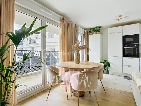 Appartement F4 de STANDING - CENTRE VILLE CHESSY URBAIN

Situé au cœur d'un secteur recherché, cet appartement bénéficie d'une accessibilité idéale à quelques pas du centre-ville, des commerces, des écoles et de la gare. Ce cadre de vie privilégié combine la praticité immédiate des transports urbains et le calme d'une résidence sécurisée. À l'extérieur, le balcon SUD-OUEST offre une vue dégagée sans vis-à-vis direct, garantissant une intimité totale au quotidien.

L'espace intérieur se distingue par un agencement optimisé et des volumes baignés de lumière naturelle. La pièce de vie principale intègre une cuisine ouverte aménagée, prolongée par une configuration hautement MODULABLE grâce à une chambre attenante permettant d'agrandir le séjour. 
La partie nuit préserve le confort de la vie de famille avec deux chambres dont une suite parentale (salle d'eau et WC privatifs), une salle de bains de standing et des WC séparés avec buanderie.

Depuis 2023, cette copropriété de grand standing répond aux dernières exigences techniques, assurant des économies d'énergie au quotidien grâce au chauffage par le réseau urbain (intégré dans les charges). Ce bien prêt à vivre représente l'opportunité d'un investissement serein. 
Ces prestations de qualité sont complétées par deux places de stationnement sécurisées en sous-sol.

Une visite virtuelle immersive est disponible sur demande.

À vos agendas, pour une visite exclusive de ce bien.