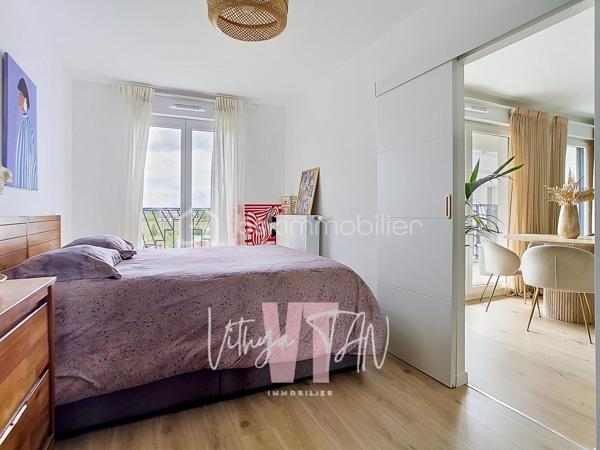 Appartement F4 de STANDING - CENTRE VILLE CHESSY URBAIN

Situé au cœur d'un secteur recherché, cet appartement bénéficie d'une accessibilité idéale à quelques pas du centre-ville, des commerces, des écoles et de la gare. Ce cadre de vie privilégié combine la praticité immédiate des transports urbains et le calme d'une résidence sécurisée. À l'extérieur, le balcon SUD-OUEST offre une vue dégagée sans vis-à-vis direct, garantissant une intimité totale au quotidien.

L'espace intérieur se distingue par un agencement optimisé et des volumes baignés de lumière naturelle. La pièce de vie principale intègre une cuisine ouverte aménagée, prolongée par une configuration hautement MODULABLE grâce à une chambre attenante permettant d'agrandir le séjour. 
La partie nuit préserve le confort de la vie de famille avec deux chambres dont une suite parentale (salle d'eau et WC privatifs), une salle de bains de standing et des WC séparés avec buanderie.

Depuis 2023, cette copropriété de grand standing répond aux dernières exigences techniques, assurant des économies d'énergie au quotidien grâce au chauffage par le réseau urbain (intégré dans les charges). Ce bien prêt à vivre représente l'opportunité d'un investissement serein. 
Ces prestations de qualité sont complétées par deux places de stationnement sécurisées en sous-sol.

Une visite virtuelle immersive est disponible sur demande.

À vos agendas, pour une visite exclusive de ce bien.