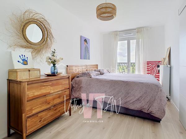 Appartement F4 de STANDING - CENTRE VILLE CHESSY URBAIN

Situé au cœur d'un secteur recherché, cet appartement bénéficie d'une accessibilité idéale à quelques pas du centre-ville, des commerces, des écoles et de la gare. Ce cadre de vie privilégié combine la praticité immédiate des transports urbains et le calme d'une résidence sécurisée. À l'extérieur, le balcon SUD-OUEST offre une vue dégagée sans vis-à-vis direct, garantissant une intimité totale au quotidien.

L'espace intérieur se distingue par un agencement optimisé et des volumes baignés de lumière naturelle. La pièce de vie principale intègre une cuisine ouverte aménagée, prolongée par une configuration hautement MODULABLE grâce à une chambre attenante permettant d'agrandir le séjour. 
La partie nuit préserve le confort de la vie de famille avec deux chambres dont une suite parentale (salle d'eau et WC privatifs), une salle de bains de standing et des WC séparés avec buanderie.

Depuis 2023, cette copropriété de grand standing répond aux dernières exigences techniques, assurant des économies d'énergie au quotidien grâce au chauffage par le réseau urbain (intégré dans les charges). Ce bien prêt à vivre représente l'opportunité d'un investissement serein. 
Ces prestations de qualité sont complétées par deux places de stationnement sécurisées en sous-sol.

Une visite virtuelle immersive est disponible sur demande.

À vos agendas, pour une visite exclusive de ce bien.