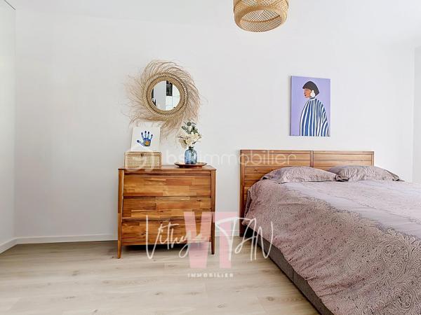 Appartement F4 de STANDING - CENTRE VILLE CHESSY URBAIN

Situé au cœur d'un secteur recherché, cet appartement bénéficie d'une accessibilité idéale à quelques pas du centre-ville, des commerces, des écoles et de la gare. Ce cadre de vie privilégié combine la praticité immédiate des transports urbains et le calme d'une résidence sécurisée. À l'extérieur, le balcon SUD-OUEST offre une vue dégagée sans vis-à-vis direct, garantissant une intimité totale au quotidien.

L'espace intérieur se distingue par un agencement optimisé et des volumes baignés de lumière naturelle. La pièce de vie principale intègre une cuisine ouverte aménagée, prolongée par une configuration hautement MODULABLE grâce à une chambre attenante permettant d'agrandir le séjour. 
La partie nuit préserve le confort de la vie de famille avec deux chambres dont une suite parentale (salle d'eau et WC privatifs), une salle de bains de standing et des WC séparés avec buanderie.

Depuis 2023, cette copropriété de grand standing répond aux dernières exigences techniques, assurant des économies d'énergie au quotidien grâce au chauffage par le réseau urbain (intégré dans les charges). Ce bien prêt à vivre représente l'opportunité d'un investissement serein. 
Ces prestations de qualité sont complétées par deux places de stationnement sécurisées en sous-sol.

Une visite virtuelle immersive est disponible sur demande.

À vos agendas, pour une visite exclusive de ce bien.
