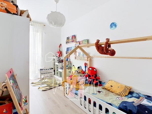 Appartement F4 de STANDING - CENTRE VILLE CHESSY URBAIN

Situé au cœur d'un secteur recherché, cet appartement bénéficie d'une accessibilité idéale à quelques pas du centre-ville, des commerces, des écoles et de la gare. Ce cadre de vie privilégié combine la praticité immédiate des transports urbains et le calme d'une résidence sécurisée. À l'extérieur, le balcon SUD-OUEST offre une vue dégagée sans vis-à-vis direct, garantissant une intimité totale au quotidien.

L'espace intérieur se distingue par un agencement optimisé et des volumes baignés de lumière naturelle. La pièce de vie principale intègre une cuisine ouverte aménagée, prolongée par une configuration hautement MODULABLE grâce à une chambre attenante permettant d'agrandir le séjour. 
La partie nuit préserve le confort de la vie de famille avec deux chambres dont une suite parentale (salle d'eau et WC privatifs), une salle de bains de standing et des WC séparés avec buanderie.

Depuis 2023, cette copropriété de grand standing répond aux dernières exigences techniques, assurant des économies d'énergie au quotidien grâce au chauffage par le réseau urbain (intégré dans les charges). Ce bien prêt à vivre représente l'opportunité d'un investissement serein. 
Ces prestations de qualité sont complétées par deux places de stationnement sécurisées en sous-sol.

Une visite virtuelle immersive est disponible sur demande.

À vos agendas, pour une visite exclusive de ce bien.