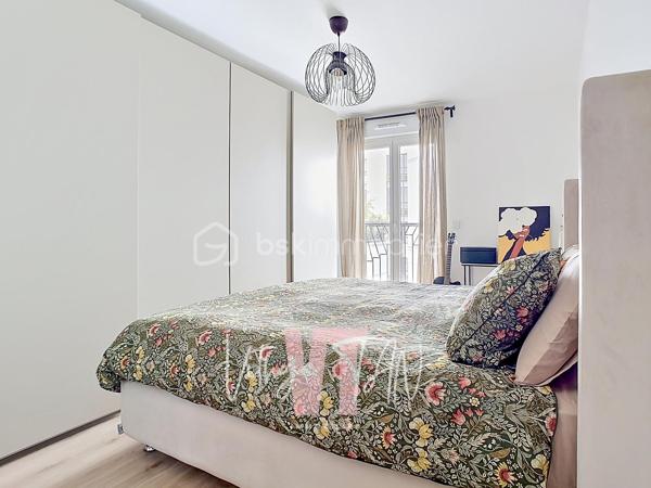 Appartement F4 de STANDING - CENTRE VILLE CHESSY URBAIN

Situé au cœur d'un secteur recherché, cet appartement bénéficie d'une accessibilité idéale à quelques pas du centre-ville, des commerces, des écoles et de la gare. Ce cadre de vie privilégié combine la praticité immédiate des transports urbains et le calme d'une résidence sécurisée. À l'extérieur, le balcon SUD-OUEST offre une vue dégagée sans vis-à-vis direct, garantissant une intimité totale au quotidien.

L'espace intérieur se distingue par un agencement optimisé et des volumes baignés de lumière naturelle. La pièce de vie principale intègre une cuisine ouverte aménagée, prolongée par une configuration hautement MODULABLE grâce à une chambre attenante permettant d'agrandir le séjour. 
La partie nuit préserve le confort de la vie de famille avec deux chambres dont une suite parentale (salle d'eau et WC privatifs), une salle de bains de standing et des WC séparés avec buanderie.

Depuis 2023, cette copropriété de grand standing répond aux dernières exigences techniques, assurant des économies d'énergie au quotidien grâce au chauffage par le réseau urbain (intégré dans les charges). Ce bien prêt à vivre représente l'opportunité d'un investissement serein. 
Ces prestations de qualité sont complétées par deux places de stationnement sécurisées en sous-sol.

Une visite virtuelle immersive est disponible sur demande.

À vos agendas, pour une visite exclusive de ce bien.