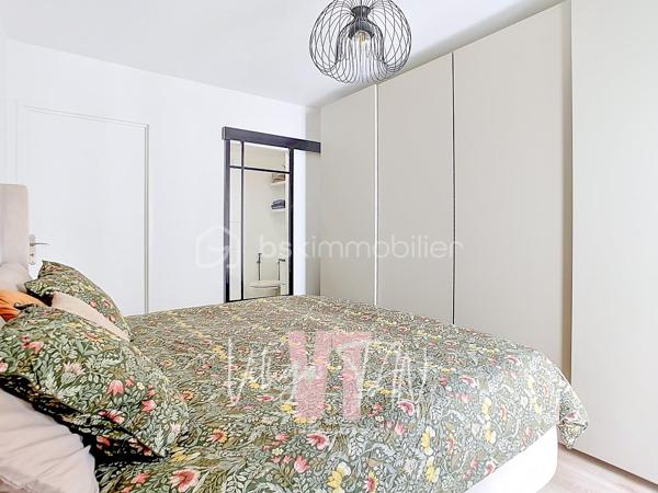 Appartement F4 de STANDING - CENTRE VILLE CHESSY URBAIN

Situé au cœur d'un secteur recherché, cet appartement bénéficie d'une accessibilité idéale à quelques pas du centre-ville, des commerces, des écoles et de la gare. Ce cadre de vie privilégié combine la praticité immédiate des transports urbains et le calme d'une résidence sécurisée. À l'extérieur, le balcon SUD-OUEST offre une vue dégagée sans vis-à-vis direct, garantissant une intimité totale au quotidien.

L'espace intérieur se distingue par un agencement optimisé et des volumes baignés de lumière naturelle. La pièce de vie principale intègre une cuisine ouverte aménagée, prolongée par une configuration hautement MODULABLE grâce à une chambre attenante permettant d'agrandir le séjour. 
La partie nuit préserve le confort de la vie de famille avec deux chambres dont une suite parentale (salle d'eau et WC privatifs), une salle de bains de standing et des WC séparés avec buanderie.

Depuis 2023, cette copropriété de grand standing répond aux dernières exigences techniques, assurant des économies d'énergie au quotidien grâce au chauffage par le réseau urbain (intégré dans les charges). Ce bien prêt à vivre représente l'opportunité d'un investissement serein. 
Ces prestations de qualité sont complétées par deux places de stationnement sécurisées en sous-sol.

Une visite virtuelle immersive est disponible sur demande.

À vos agendas, pour une visite exclusive de ce bien.