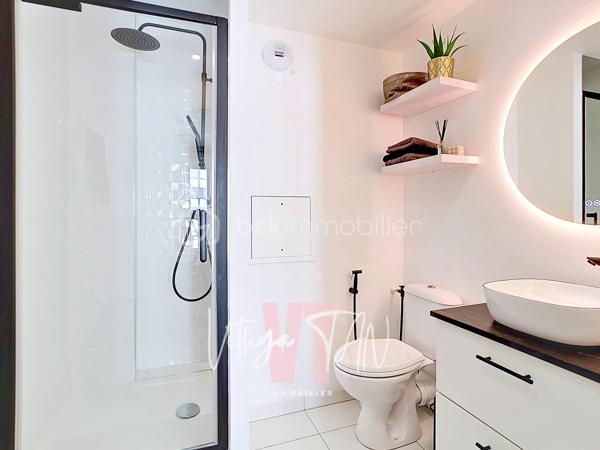 Appartement F4 de STANDING - CENTRE VILLE CHESSY URBAIN

Situé au cœur d'un secteur recherché, cet appartement bénéficie d'une accessibilité idéale à quelques pas du centre-ville, des commerces, des écoles et de la gare. Ce cadre de vie privilégié combine la praticité immédiate des transports urbains et le calme d'une résidence sécurisée. À l'extérieur, le balcon SUD-OUEST offre une vue dégagée sans vis-à-vis direct, garantissant une intimité totale au quotidien.

L'espace intérieur se distingue par un agencement optimisé et des volumes baignés de lumière naturelle. La pièce de vie principale intègre une cuisine ouverte aménagée, prolongée par une configuration hautement MODULABLE grâce à une chambre attenante permettant d'agrandir le séjour. 
La partie nuit préserve le confort de la vie de famille avec deux chambres dont une suite parentale (salle d'eau et WC privatifs), une salle de bains de standing et des WC séparés avec buanderie.

Depuis 2023, cette copropriété de grand standing répond aux dernières exigences techniques, assurant des économies d'énergie au quotidien grâce au chauffage par le réseau urbain (intégré dans les charges). Ce bien prêt à vivre représente l'opportunité d'un investissement serein. 
Ces prestations de qualité sont complétées par deux places de stationnement sécurisées en sous-sol.

Une visite virtuelle immersive est disponible sur demande.

À vos agendas, pour une visite exclusive de ce bien.
