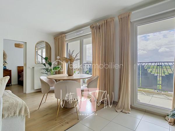 Appartement F4 de STANDING - CENTRE VILLE CHESSY URBAIN

Situé au cœur d'un secteur recherché, cet appartement bénéficie d'une accessibilité idéale à quelques pas du centre-ville, des commerces, des écoles et de la gare. Ce cadre de vie privilégié combine la praticité immédiate des transports urbains et le calme d'une résidence sécurisée. À l'extérieur, le balcon SUD-OUEST offre une vue dégagée sans vis-à-vis direct, garantissant une intimité totale au quotidien.

L'espace intérieur se distingue par un agencement optimisé et des volumes baignés de lumière naturelle. La pièce de vie principale intègre une cuisine ouverte aménagée, prolongée par une configuration hautement MODULABLE grâce à une chambre attenante permettant d'agrandir le séjour. 
La partie nuit préserve le confort de la vie de famille avec deux chambres dont une suite parentale (salle d'eau et WC privatifs), une salle de bains de standing et des WC séparés avec buanderie.

Depuis 2023, cette copropriété de grand standing répond aux dernières exigences techniques, assurant des économies d'énergie au quotidien grâce au chauffage par le réseau urbain (intégré dans les charges). Ce bien prêt à vivre représente l'opportunité d'un investissement serein. 
Ces prestations de qualité sont complétées par deux places de stationnement sécurisées en sous-sol.

Une visite virtuelle immersive est disponible sur demande.

À vos agendas, pour une visite exclusive de ce bien.