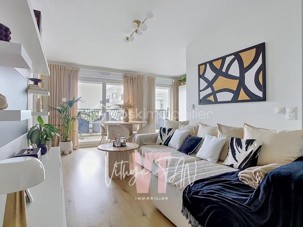 Appartement F4 de STANDING - CENTRE VILLE CHESSY URBAIN

Situé au cœur d'un secteur recherché, cet appartement bénéficie d'une accessibilité idéale à quelques pas du centre-ville, des commerces, des écoles et de la gare. Ce cadre de vie privilégié combine la praticité immédiate des transports urbains et le calme d'une résidence sécurisée. À l'extérieur, le balcon SUD-OUEST offre une vue dégagée sans vis-à-vis direct, garantissant une intimité totale au quotidien.

L'espace intérieur se distingue par un agencement optimisé et des volumes baignés de lumière naturelle. La pièce de vie principale intègre une cuisine ouverte aménagée, prolongée par une configuration hautement MODULABLE grâce à une chambre attenante permettant d'agrandir le séjour. 
La partie nuit préserve le confort de la vie de famille avec deux chambres dont une suite parentale (salle d'eau et WC privatifs), une salle de bains de standing et des WC séparés avec buanderie.

Depuis 2023, cette copropriété de grand standing répond aux dernières exigences techniques, assurant des économies d'énergie au quotidien grâce au chauffage par le réseau urbain (intégré dans les charges). Ce bien prêt à vivre représente l'opportunité d'un investissement serein. 
Ces prestations de qualité sont complétées par deux places de stationnement sécurisées en sous-sol.

Une visite virtuelle immersive est disponible sur demande.

À vos agendas, pour une visite exclusive de ce bien.
