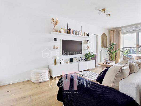 Appartement F4 de STANDING - CENTRE VILLE CHESSY URBAIN

Situé au cœur d'un secteur recherché, cet appartement bénéficie d'une accessibilité idéale à quelques pas du centre-ville, des commerces, des écoles et de la gare. Ce cadre de vie privilégié combine la praticité immédiate des transports urbains et le calme d'une résidence sécurisée. À l'extérieur, le balcon SUD-OUEST offre une vue dégagée sans vis-à-vis direct, garantissant une intimité totale au quotidien.

L'espace intérieur se distingue par un agencement optimisé et des volumes baignés de lumière naturelle. La pièce de vie principale intègre une cuisine ouverte aménagée, prolongée par une configuration hautement MODULABLE grâce à une chambre attenante permettant d'agrandir le séjour. 
La partie nuit préserve le confort de la vie de famille avec deux chambres dont une suite parentale (salle d'eau et WC privatifs), une salle de bains de standing et des WC séparés avec buanderie.

Depuis 2023, cette copropriété de grand standing répond aux dernières exigences techniques, assurant des économies d'énergie au quotidien grâce au chauffage par le réseau urbain (intégré dans les charges). Ce bien prêt à vivre représente l'opportunité d'un investissement serein. 
Ces prestations de qualité sont complétées par deux places de stationnement sécurisées en sous-sol.

Une visite virtuelle immersive est disponible sur demande.

À vos agendas, pour une visite exclusive de ce bien.