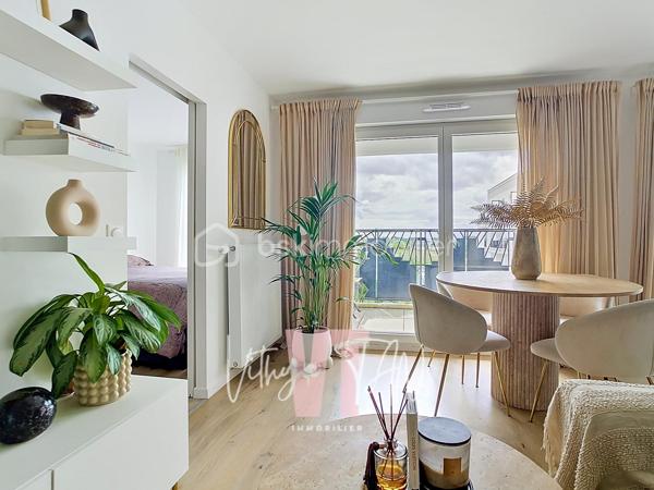 Appartement F4 de STANDING - CENTRE VILLE CHESSY URBAIN

Situé au cœur d'un secteur recherché, cet appartement bénéficie d'une accessibilité idéale à quelques pas du centre-ville, des commerces, des écoles et de la gare. Ce cadre de vie privilégié combine la praticité immédiate des transports urbains et le calme d'une résidence sécurisée. À l'extérieur, le balcon SUD-OUEST offre une vue dégagée sans vis-à-vis direct, garantissant une intimité totale au quotidien.

L'espace intérieur se distingue par un agencement optimisé et des volumes baignés de lumière naturelle. La pièce de vie principale intègre une cuisine ouverte aménagée, prolongée par une configuration hautement MODULABLE grâce à une chambre attenante permettant d'agrandir le séjour. 
La partie nuit préserve le confort de la vie de famille avec deux chambres dont une suite parentale (salle d'eau et WC privatifs), une salle de bains de standing et des WC séparés avec buanderie.

Depuis 2023, cette copropriété de grand standing répond aux dernières exigences techniques, assurant des économies d'énergie au quotidien grâce au chauffage par le réseau urbain (intégré dans les charges). Ce bien prêt à vivre représente l'opportunité d'un investissement serein. 
Ces prestations de qualité sont complétées par deux places de stationnement sécurisées en sous-sol.

Une visite virtuelle immersive est disponible sur demande.

À vos agendas, pour une visite exclusive de ce bien.